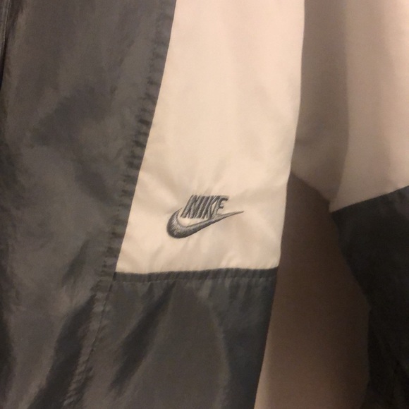Nike windbreaker gray whitish 11/10 quality lol - Picture 2 of 4